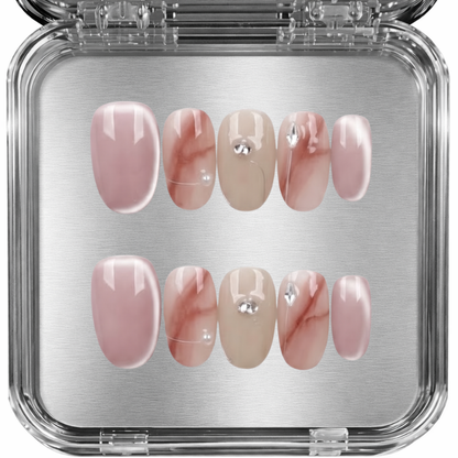 Blush Marble Kiss press-on kynnet – posy. Muoto: Ovaali, pituus: lyhyt. Käsinmaalatut, uudelleenkäytettävät tekokynnet.